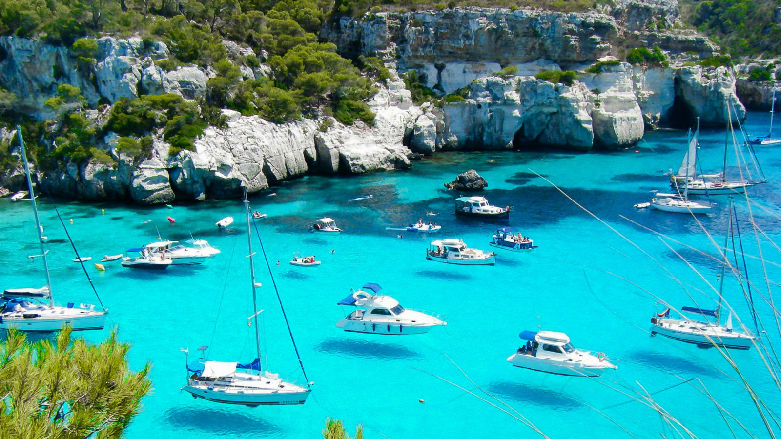 Barcos pairando em Menorca