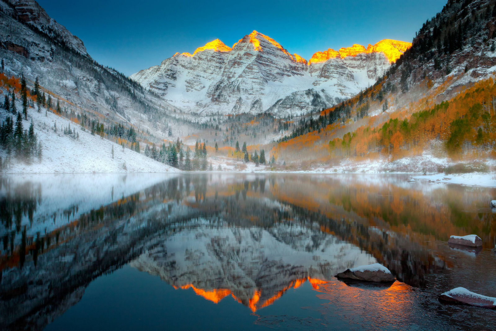 Alvorada nos Maroon Bells no inverno