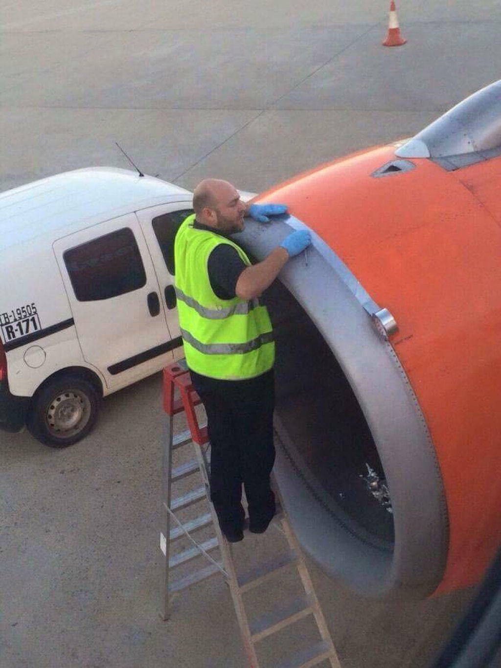 Passageiro fotografou funcionrio arrumando avio com fita adesiva momentos antes da descolagem