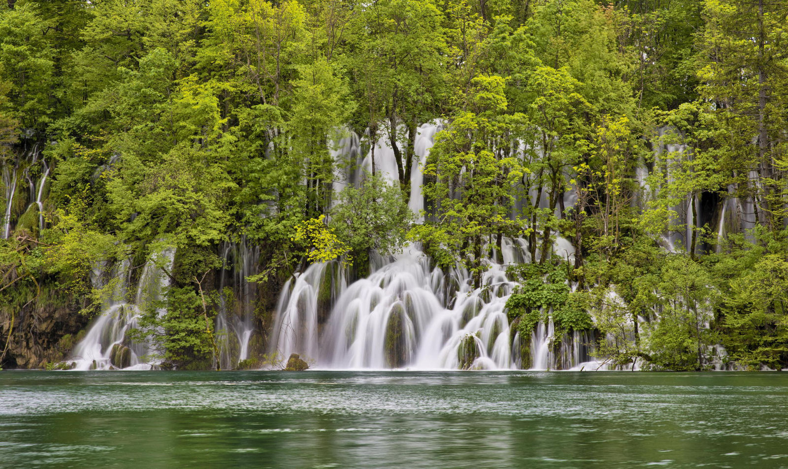 Cachoeiras verdes do Plitvice