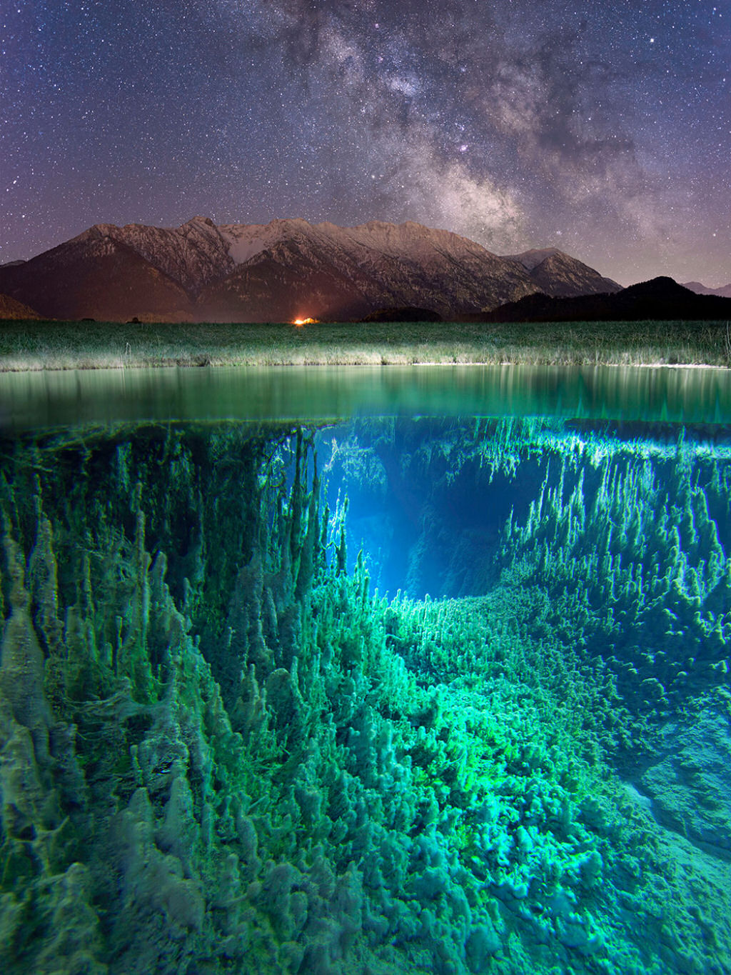 Uma vista bipartida surpreendente da Via Láctea fotografada debaixo de um rio