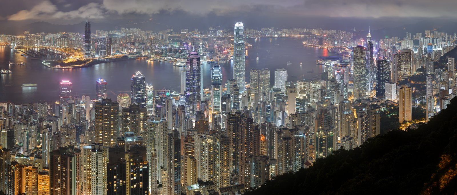 O skyline noturno de Hong Kong