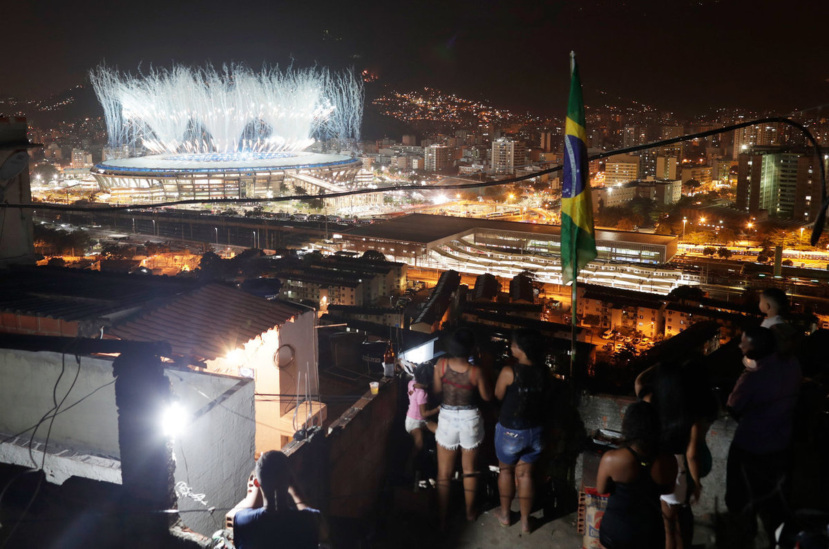 Esta foto mostra o forte contraste do Rio nos Jogos Olmpicos