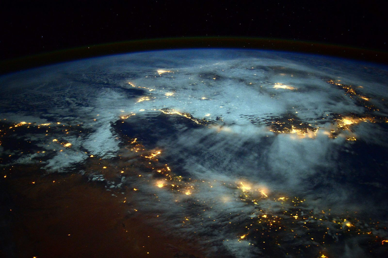 Espirais de luz emanando da Terra