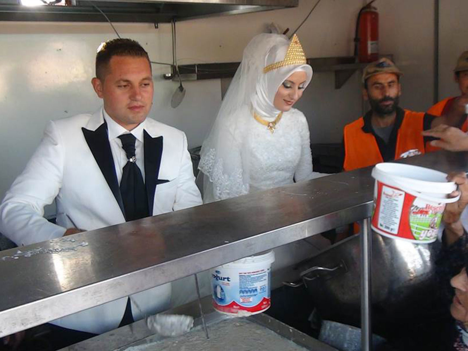 Este casal turco celebraram seu casamento alimentando 4.000 refugiados