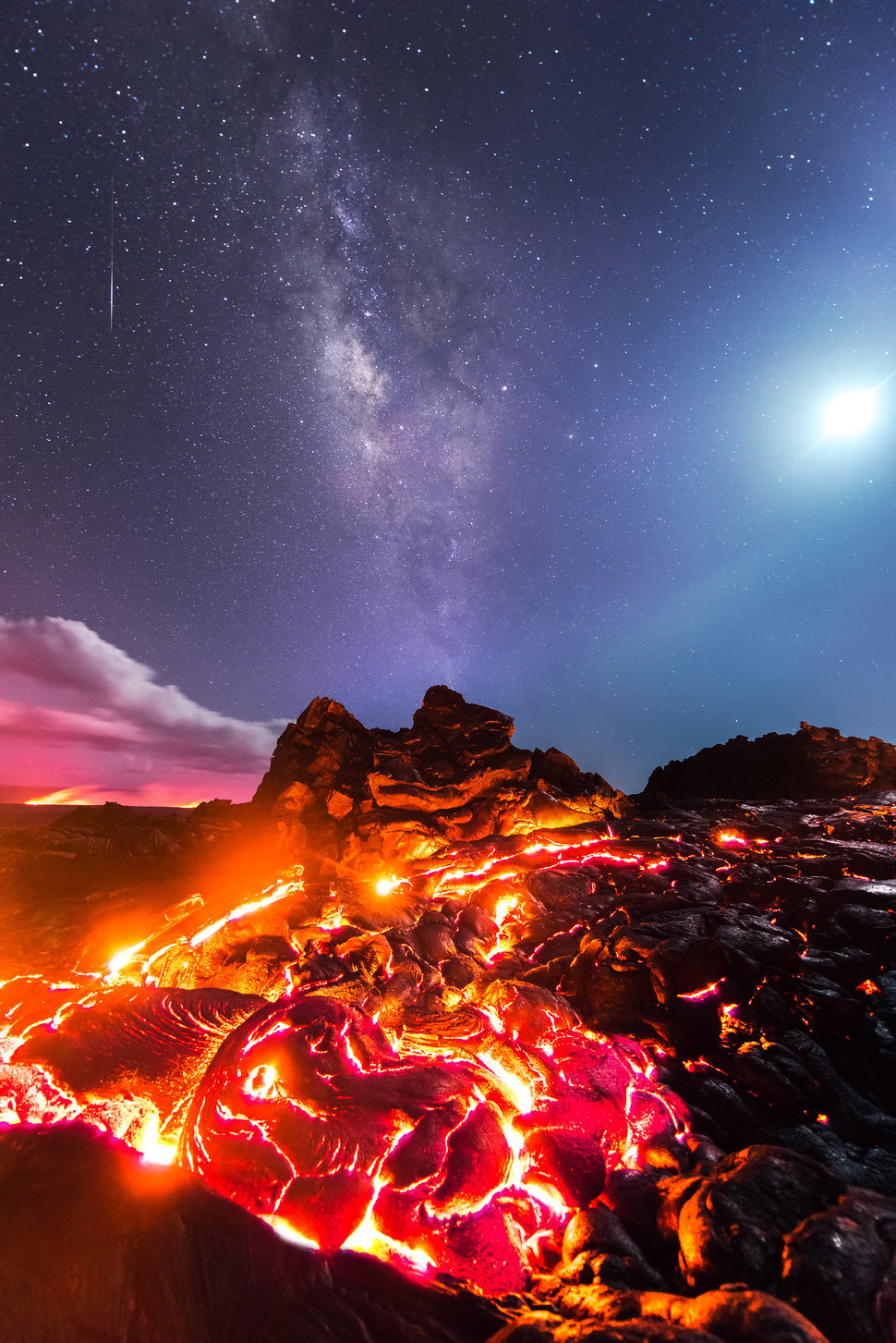 Fotógrafo capta lava, lua, meteoro e via láctea em um clique