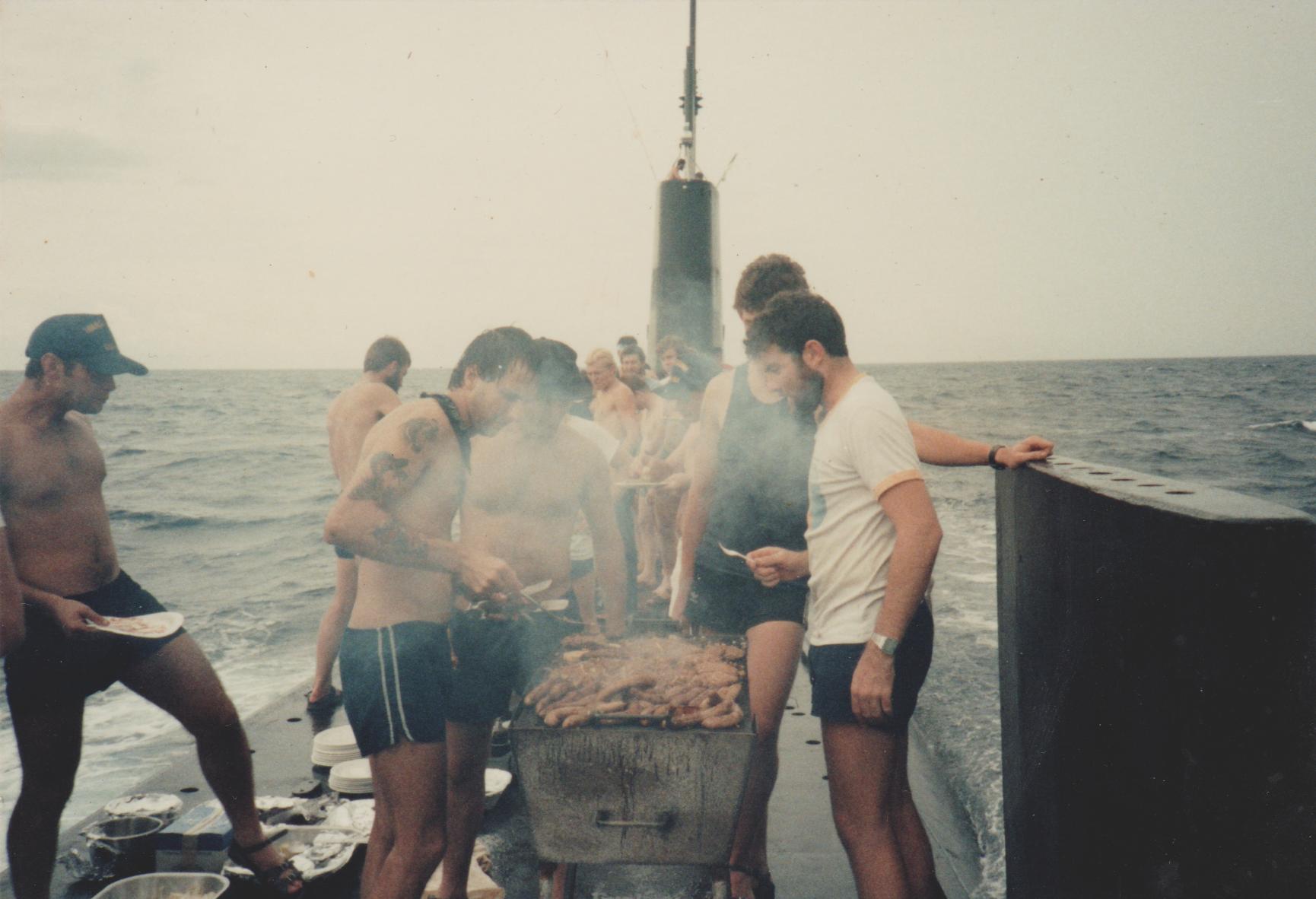 Fazendo um churrasco em cima de um submarino em movimento