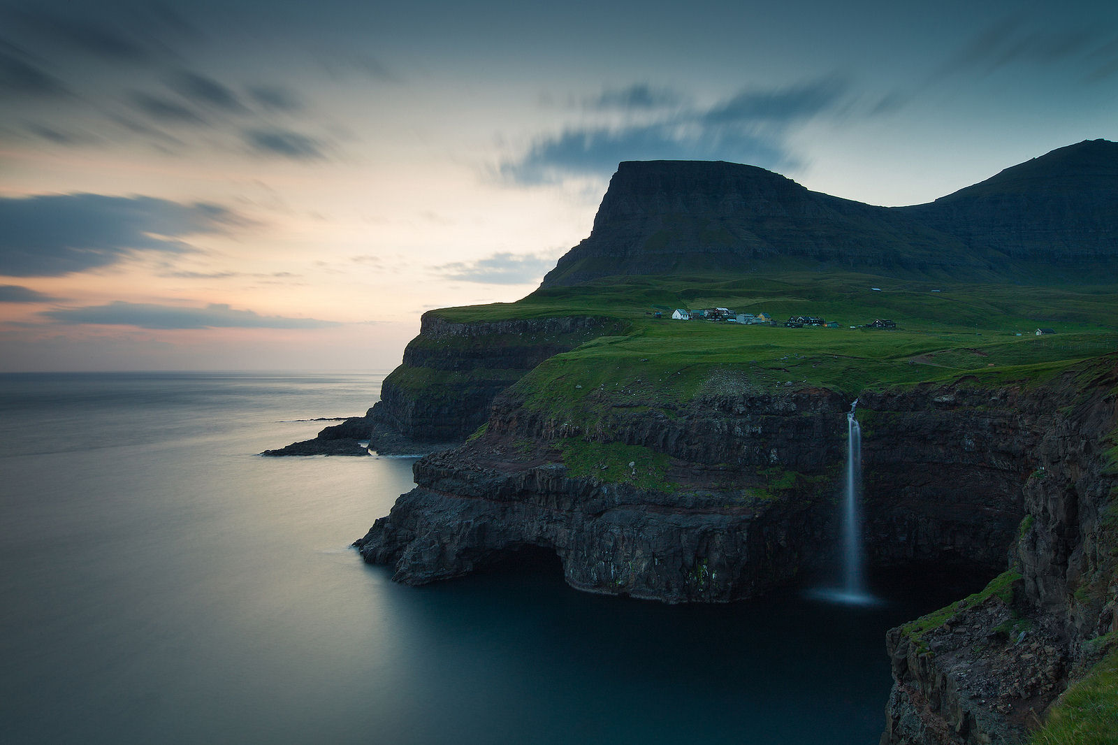 A aldeia de Gásadalur nas Ilhas Faroé