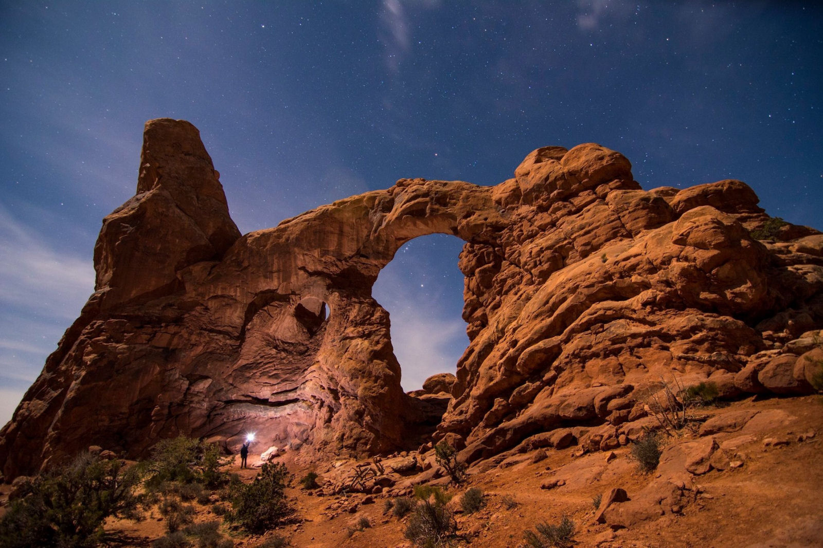 Arco da torreta à noite. Parque nacional dos arcos em Utah (EUA) 