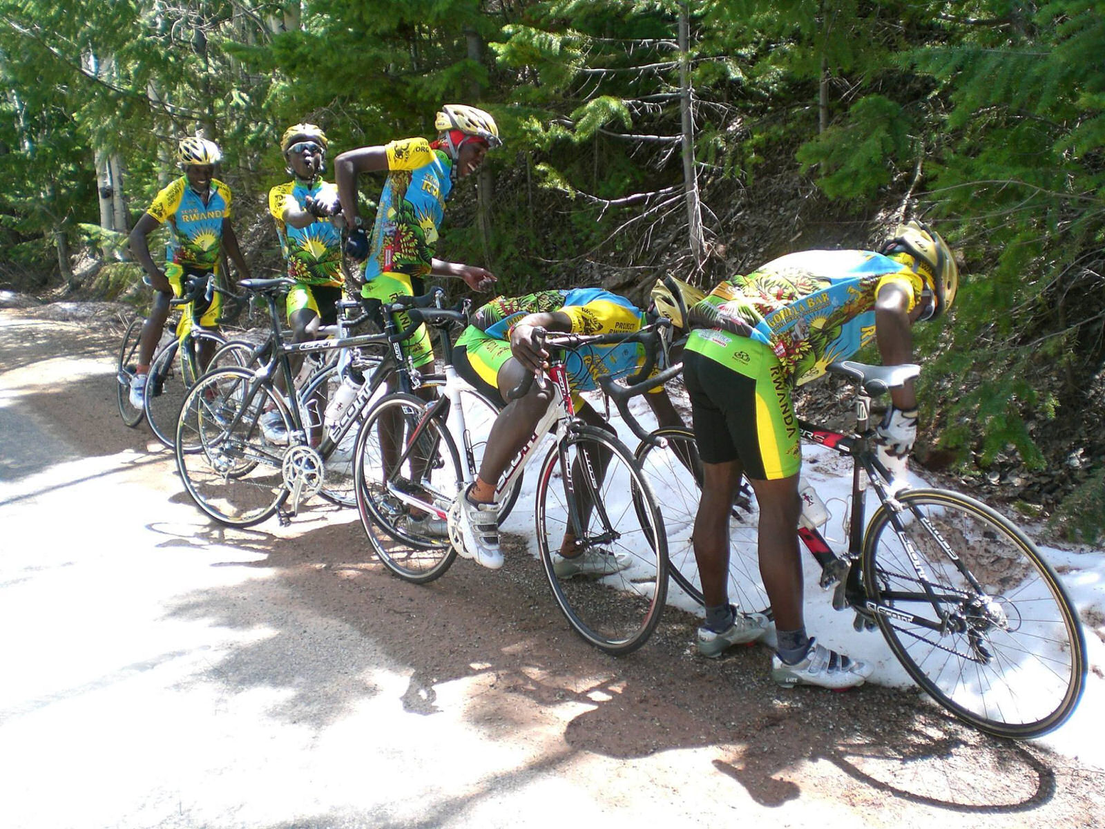 Equipe de ciclistas de Ruanda v neve pela primeira vez