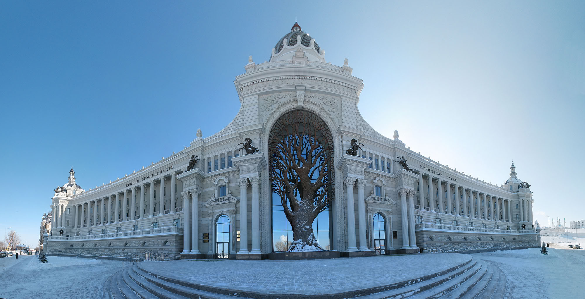 Esta gigante rvore de metal faz sombra no Ministrio de Agricultura russo