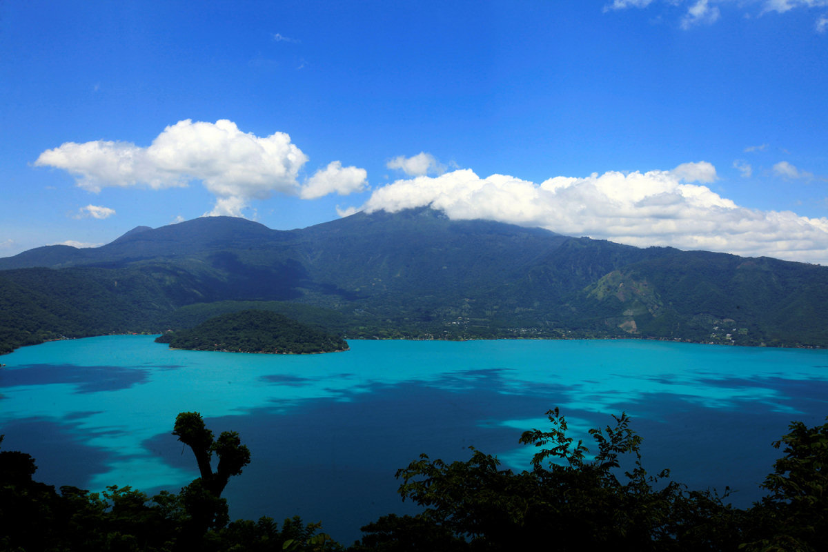 Lago azul esverdeado em El Salvador
