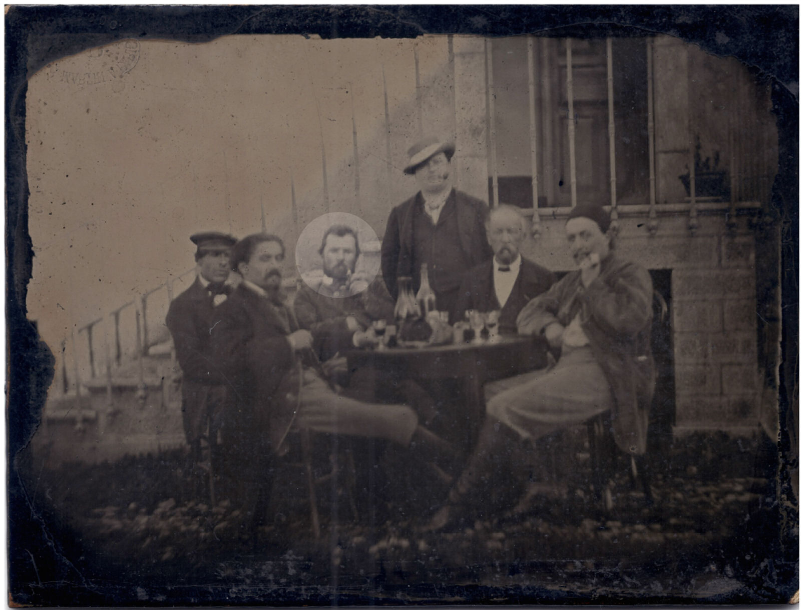 Vincent van Gogh eventualmente identificado em uma fotografia de artistas famosos de 1887