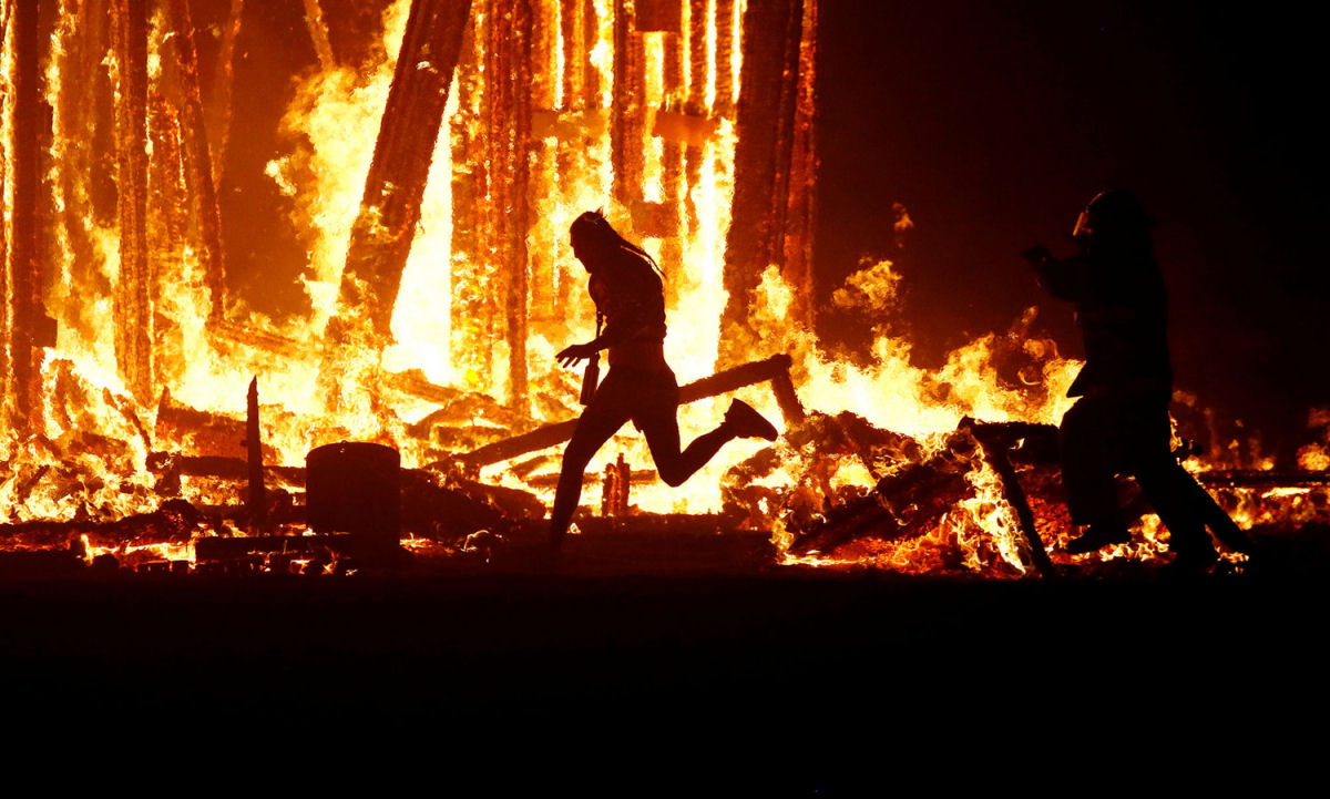 Homem morre após 'pular' fogueira no Burning Man